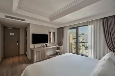 Junior Suite con balcón francés — La Siesta Premium Saigon Central